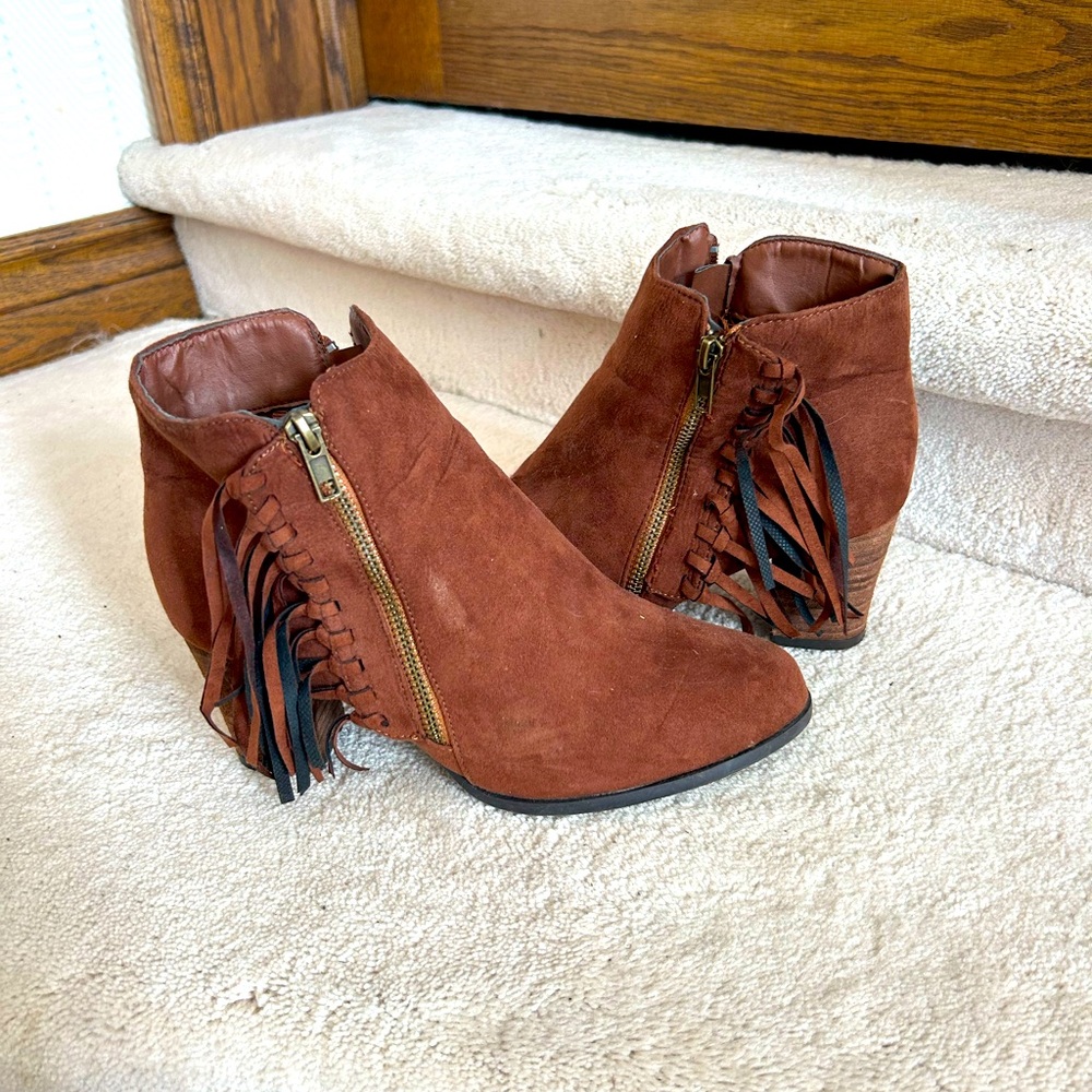 Women’s size 8 microfibre ankle boots. Redish brown. EUC. Fringe detail.